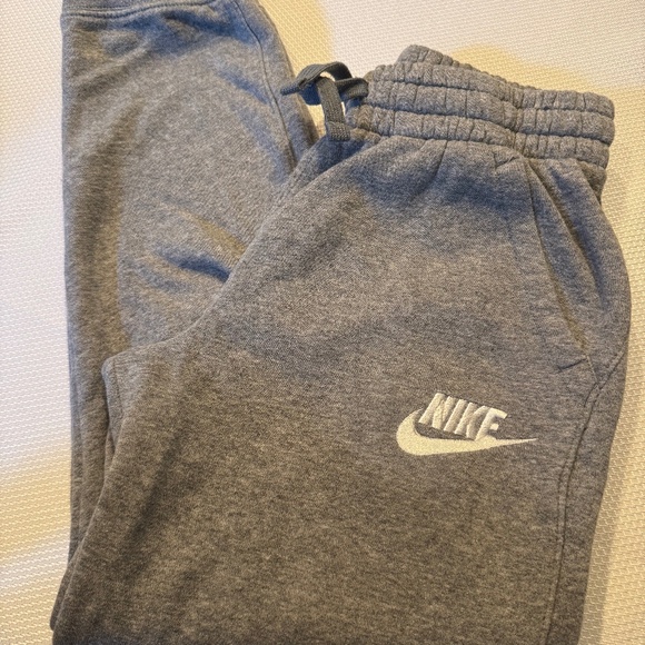 Youth Nike Club Fleece jogger Sweatpants in gray. Size M - Picture 1 of 2
